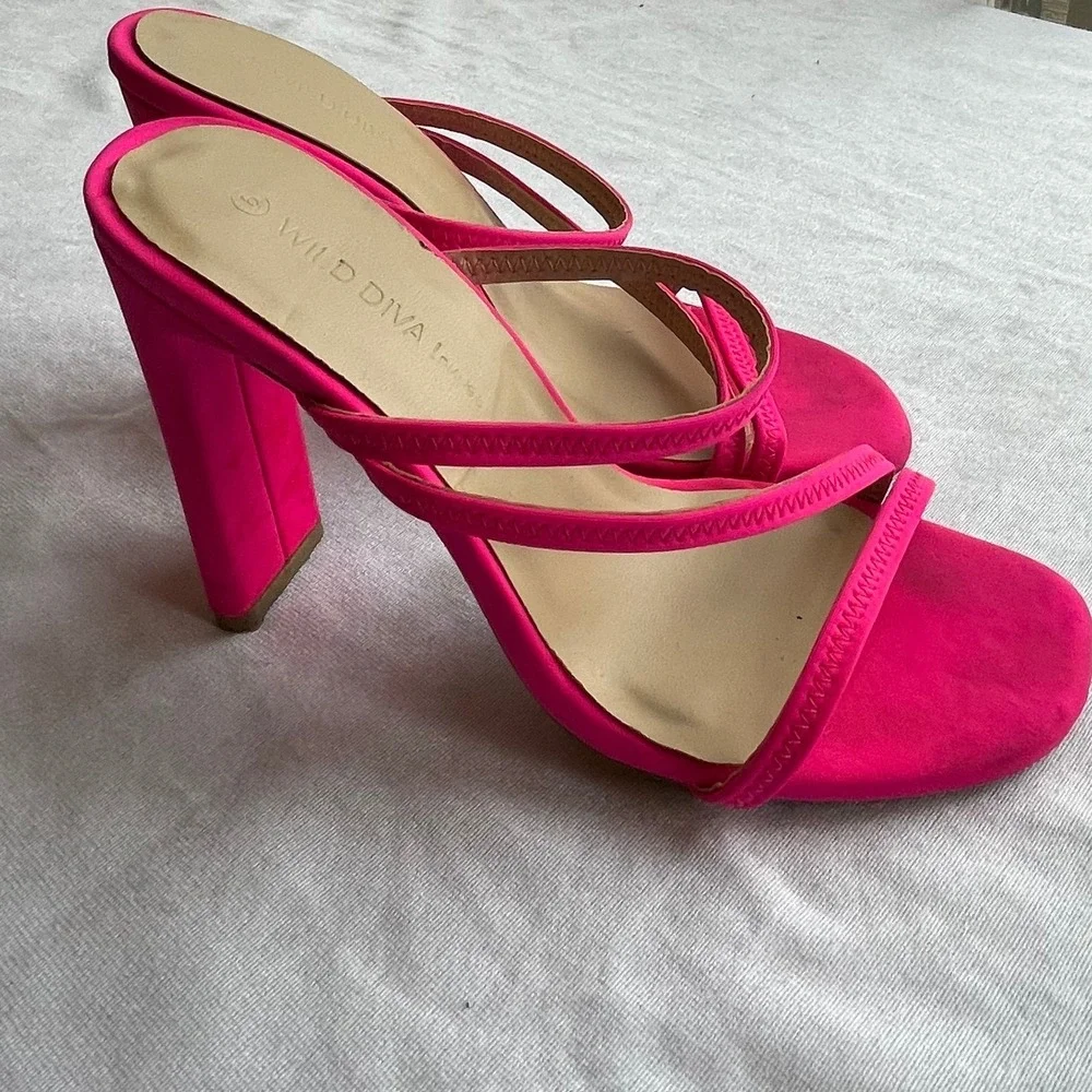 Hot Pink strappy sandals size‎ 6 Wild Diva Barbie Spring Vacation Resort